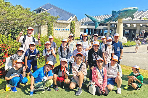 沖縄美ら海水族館に到着！ジンベエザメのモニュメント前で記念撮影