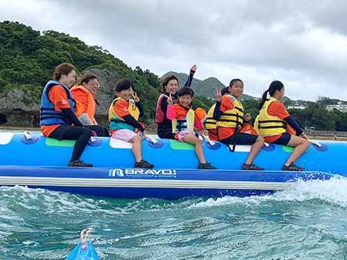 酒井さんも一緒にバナナボートに挑戦してくれました