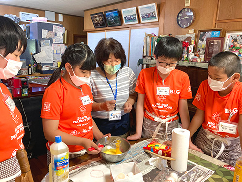 地域住民の方とサーターアンダギーづくりを体験