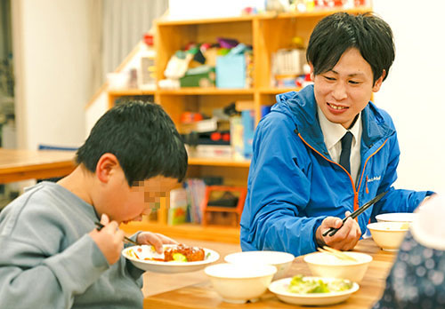 子ども達と一緒に食事