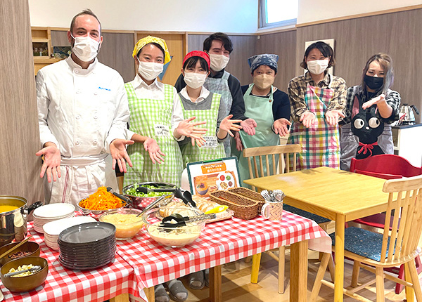 料理教室の運営を手伝う立石さん（右から３番目）