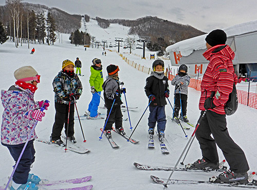スキー教室に参加する子ども達