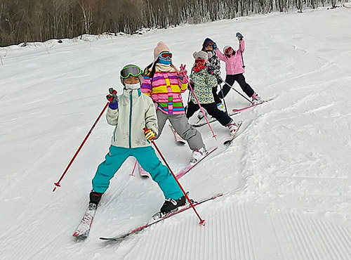 スキー教室に参加する子ども達
