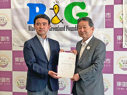 東御市 花岡市長（右）、B&G財団 朝日田常務理事（左）