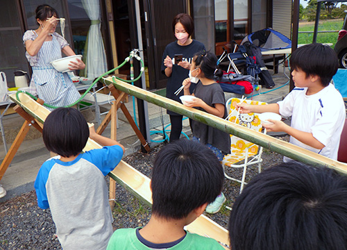 夏の恒例行事　流しそうめん