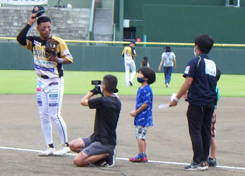 野球観戦で選手へのエスコート体験