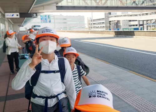 みんなで空港に向かいました。沖縄に出発です。