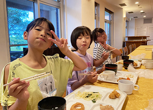 夕食
の バイキング 。 拠点 ごと の テーブル で
仲良く 食べました