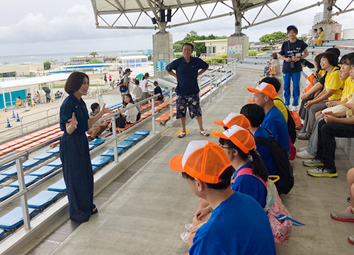 子ども健全育成大使の酒井法子さん。初対面のあいさつです