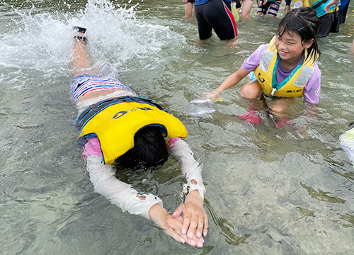 沖縄の海は透明度が高く、子どもたちも大はしゃぎ