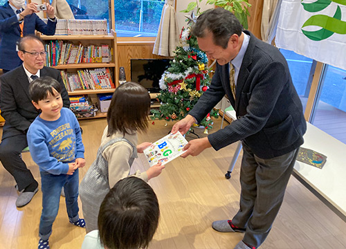 新たに製作した「子ども第三の居場所」ロゴプレートをプレゼント