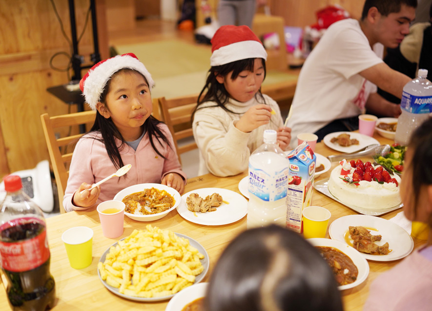 「食事がおいしい！」笑顔があふれるクリスマスパーティー