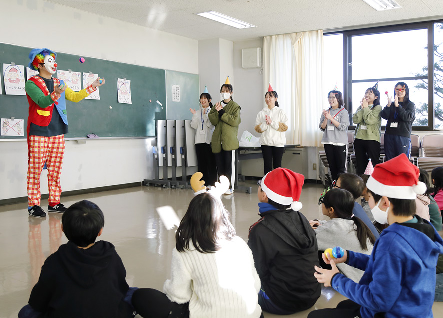 ピエロに扮した学生が日頃の練習の成果を披露