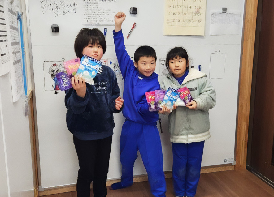 「やった～、お菓子だ！」とガッツポーズを決める子ども達