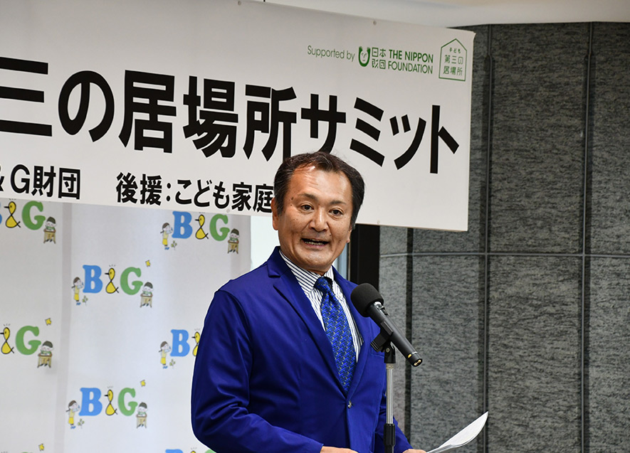 会場を見渡しながら挨拶する菅原理事長の横顔