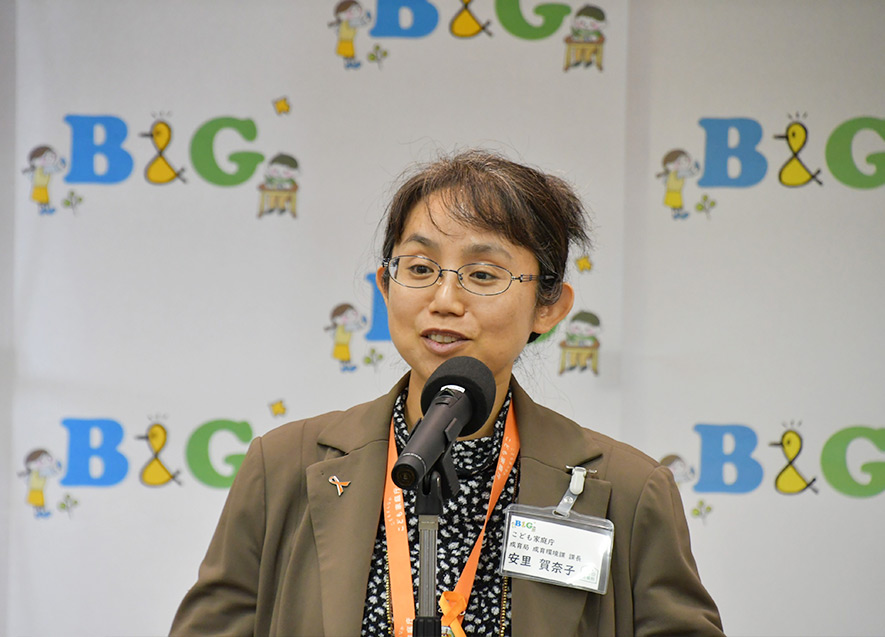 来賓挨拶で登壇するこども家庭庁・安里賀奈子課長