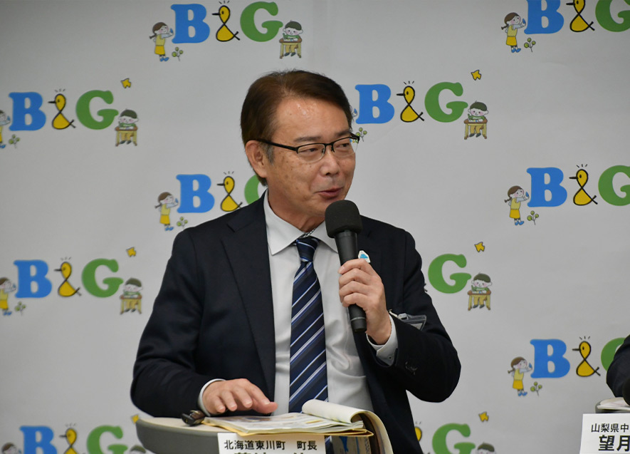 東川町の2拠点を紹介する菊地伸町長