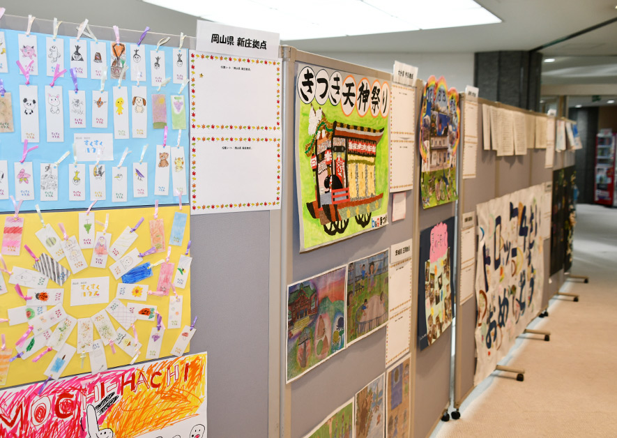 カラフルな折り紙や絵画が並ぶ作品展示