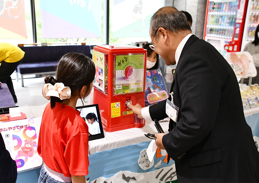 笑顔で接客する大町拠点の子どもたち