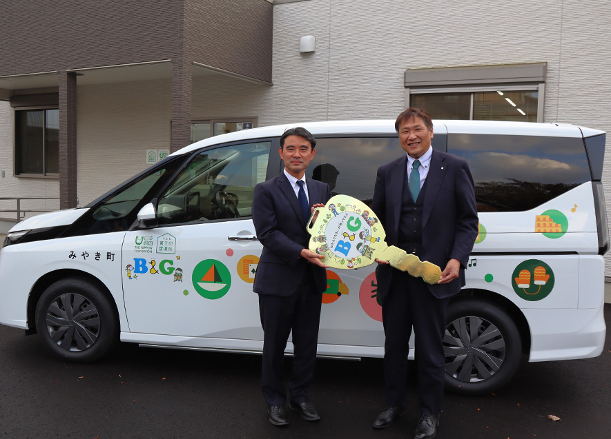 レプリカキー贈呈（岡町長：右、朝日田常務：左）