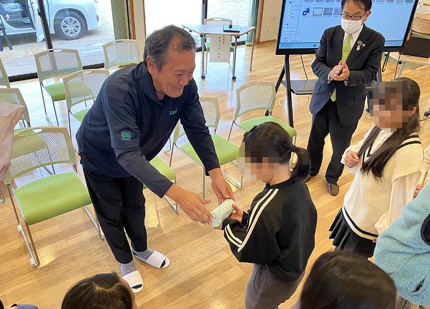 一人ひとりにクリスマスプレゼントが手渡された