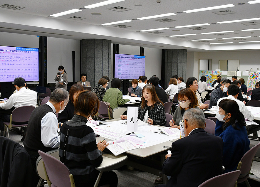 和やかに意見を交わす参加者たち