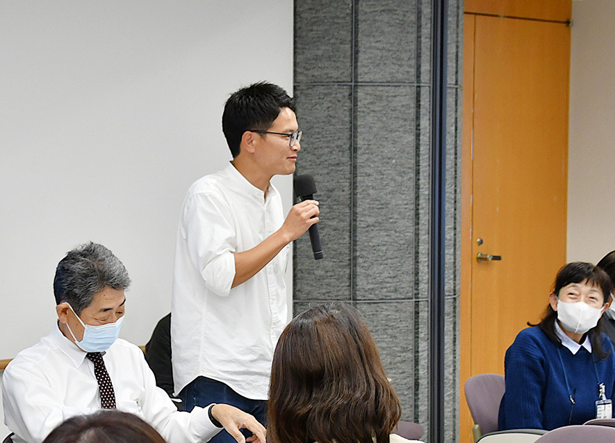 グループごとに話し合った対応策を発表