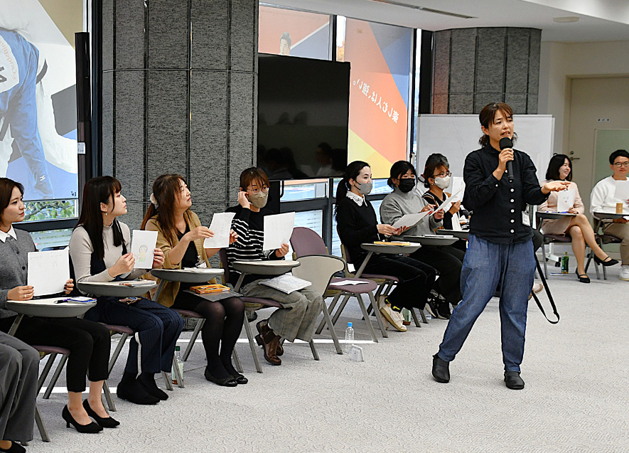 紙を使った描画ワーク