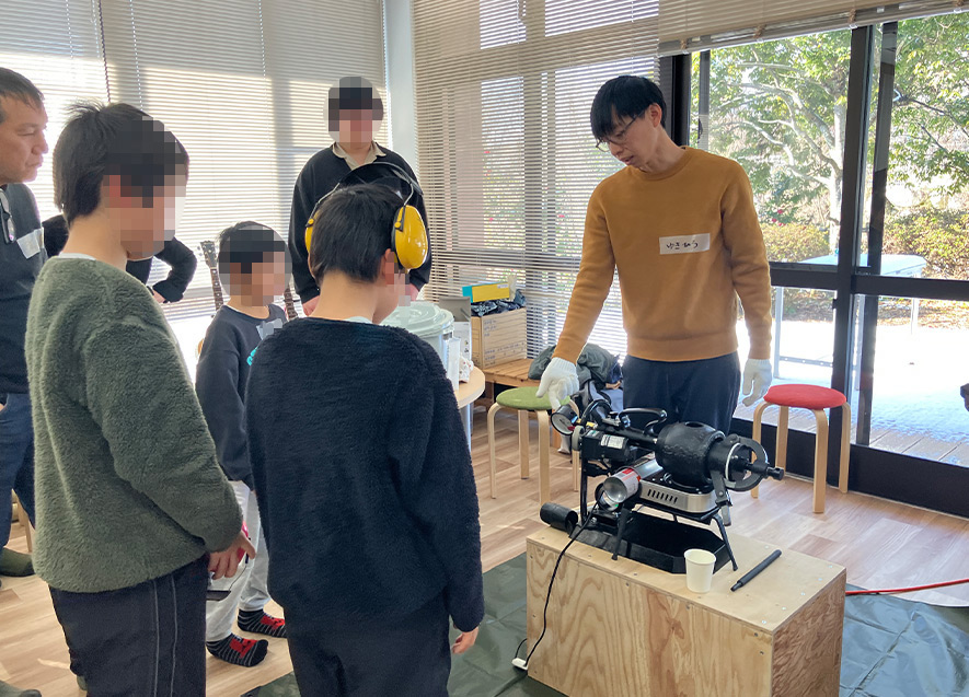 河野氏によるポン菓子作り体験