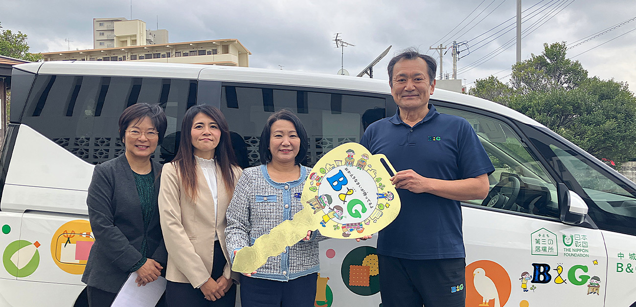 比嘉村長と菅原理事長の送迎車お披露目の様子