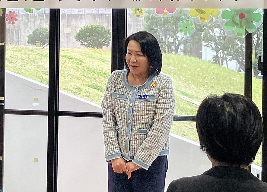 挨拶をする比嘉村長