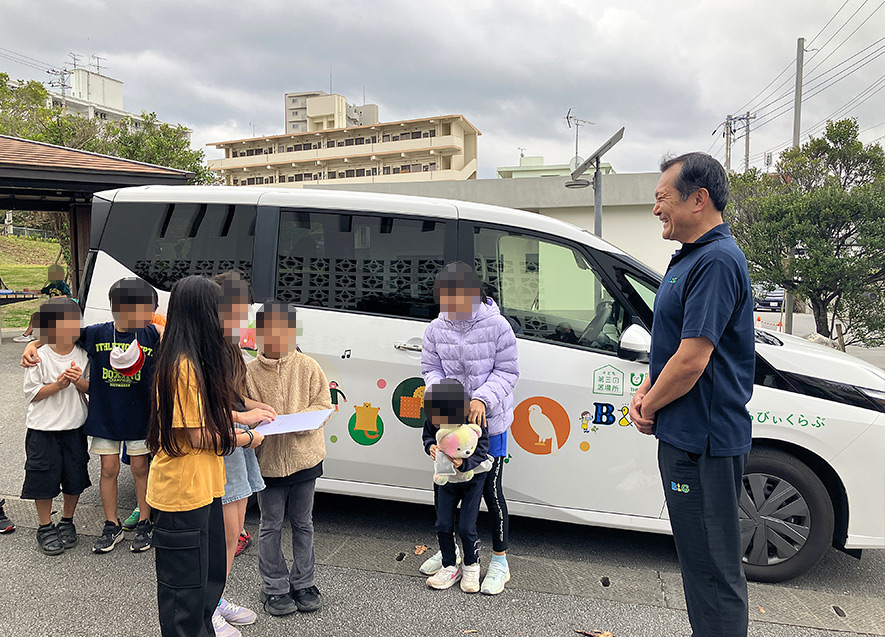 子どもたちからお礼の言葉とメッセージが入った色紙が贈られた