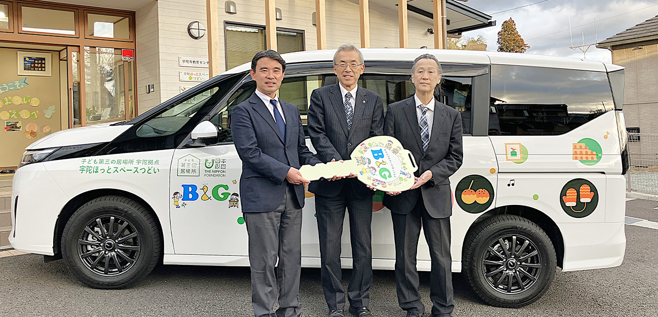 金剛市長と朝日田常務の送迎車お披露目の様子