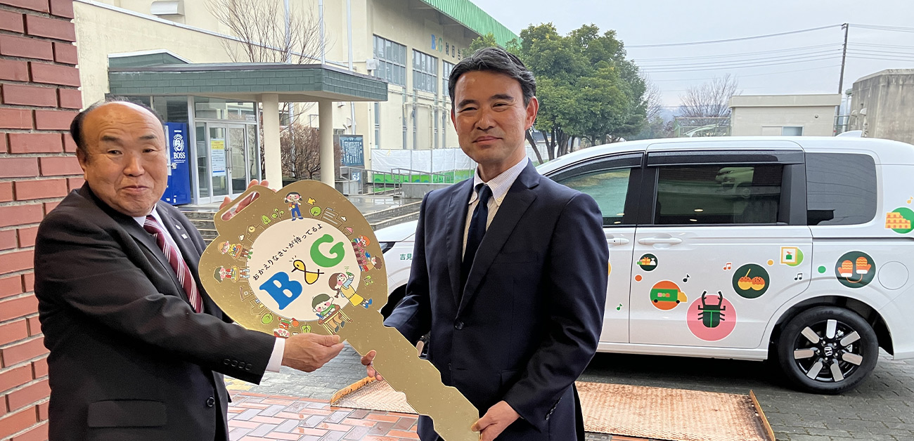 神田町長と朝日田常務理事の送迎車お披露目の様子