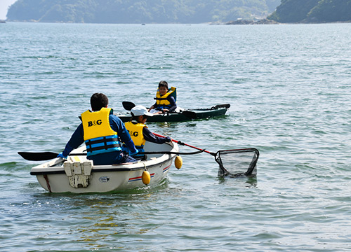 カヌーやSUPなどに乗船し、海に浮かぶゴミも拾いました