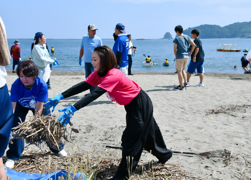 細かい流木や小さなゴミもかき集めて、最後の最後まで丁寧に拾います