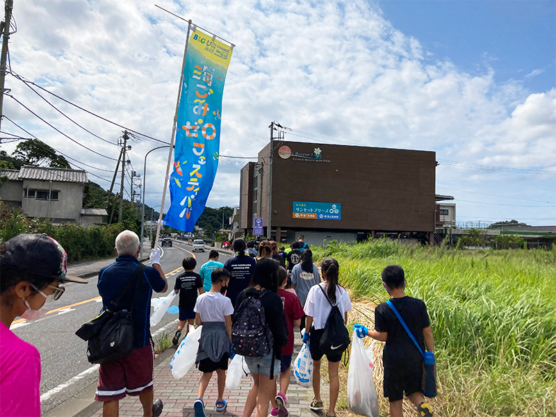 海水浴場までの移動中にもごみ拾い