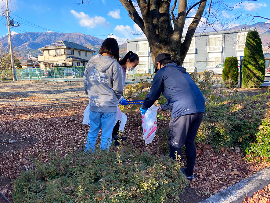 グループに分かれてごみ拾い