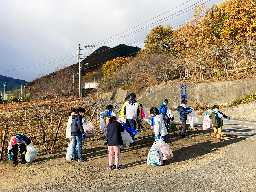 みんなで道の隅々まで確認