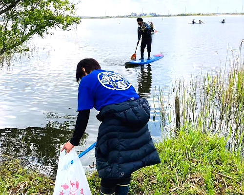 SUPを活用した湖面清掃