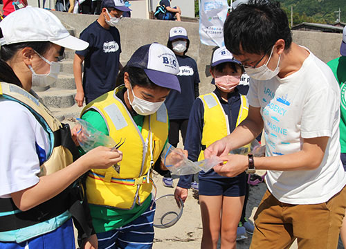 ふるいを使ってプラスチック片も回収