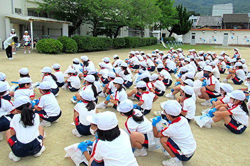 小学生による清掃活動 /