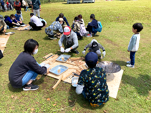 割いた薪をナイフで細かく削ります