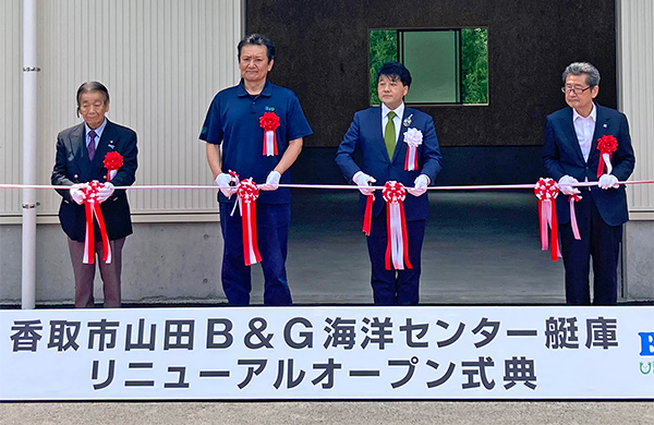 （写真左より二番目）B&G財団 菅原理事長、（写真左より三番目）香取市 伊藤市長