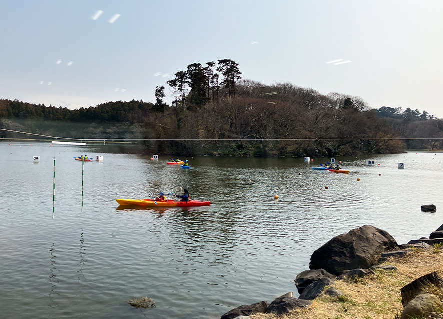 カヌー体験を楽しむ参加者たち