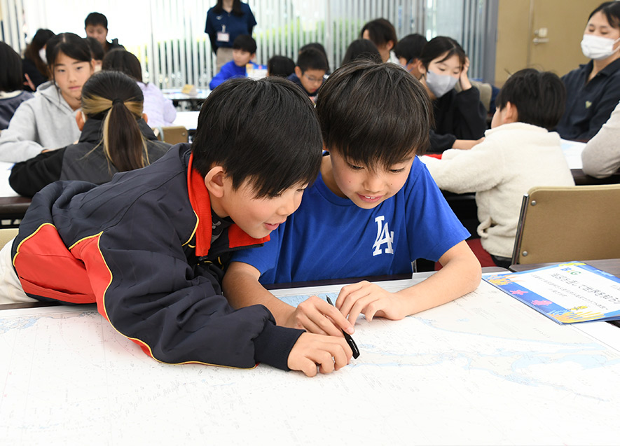 海図に示されている記号を探す