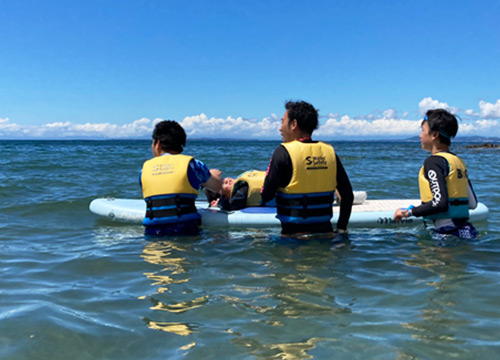 SUPにも乗り、水上での波の感覚を楽しみました