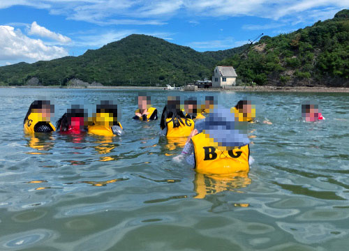 ライフジャケット遊泳　浮力を実感