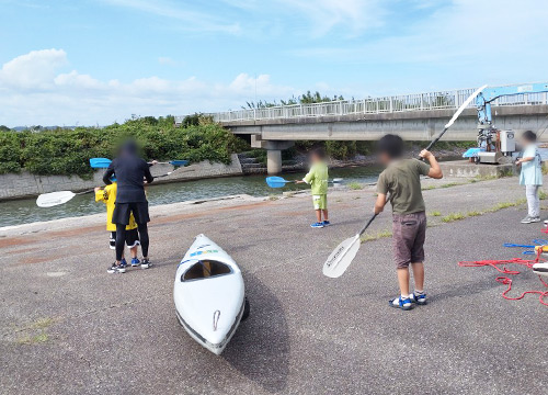 陸上でパドルの使い方を学ぶ