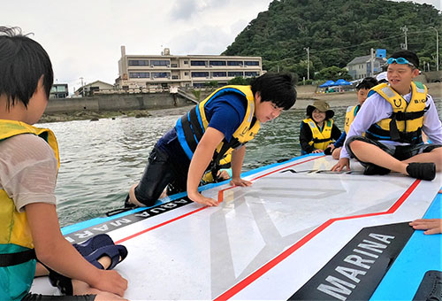 浮島によじ登って飛び込む準備